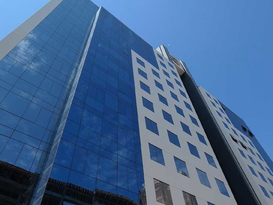 Conheça as vantagens da fachada pele de vidro