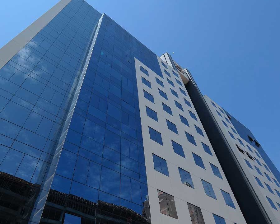 Conheça as vantagens da fachada pele de vidro